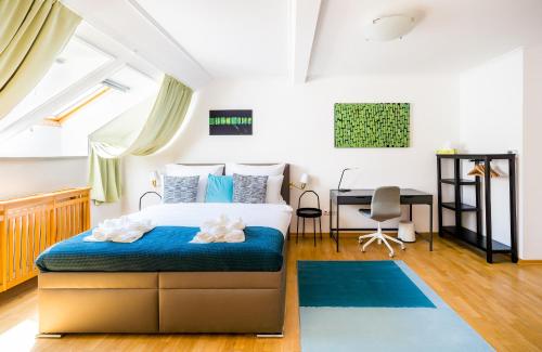 HOME ALONE 5BR+3BATH Penthouse in center of Prague - image 3