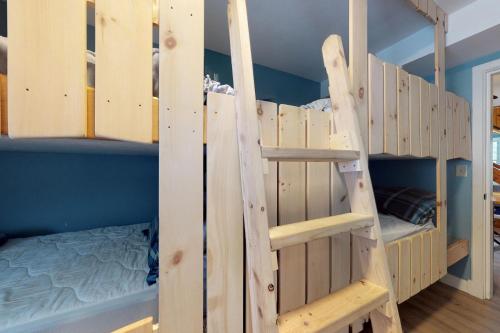 Bunk Beds & Beaches - image 9