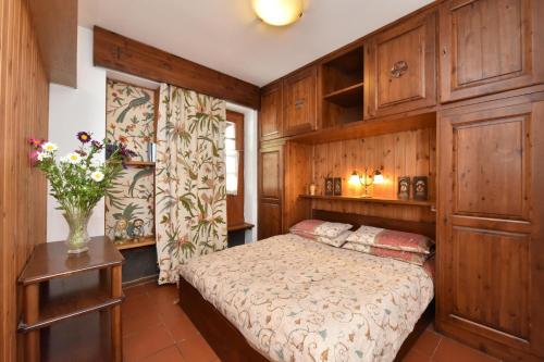1 queen bed, 1 twin bed