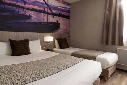 1 double bed, 1 twin bed