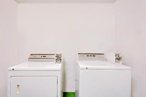 Travelodge by Wyndham El Centro - image 9