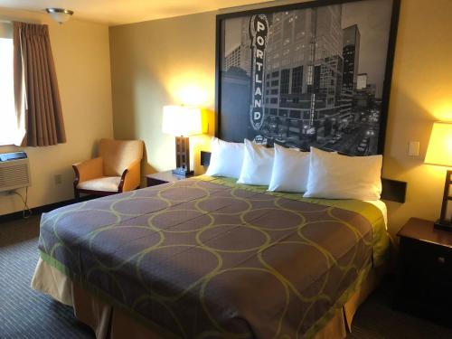Super 8 by Wyndham Woodburn - image 9