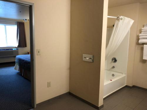 Super 8 by Wyndham Woodburn - image 10