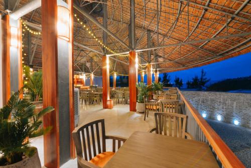 Restaurant, CASA MARINA RESORT in Bai Dai Beach