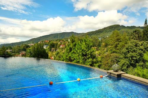 Kolam renang, The Grand Hill Resort-Hotel in Puncak