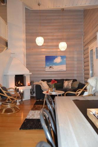 2 bedrooms, 6 beds