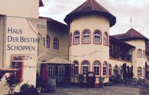 Weinschlößchen im Weingut Roos in Ilbesheim, Deutschland