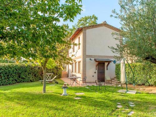  Pleasant Holiday Home in Umbria surrounded by Hills, Pension in Agello