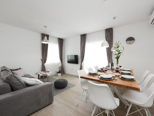 Villa in Nin with Stunning Sea Views - Location, gîte - Nin