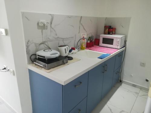 Kitchen, Apartment By The Lake in Tiberias