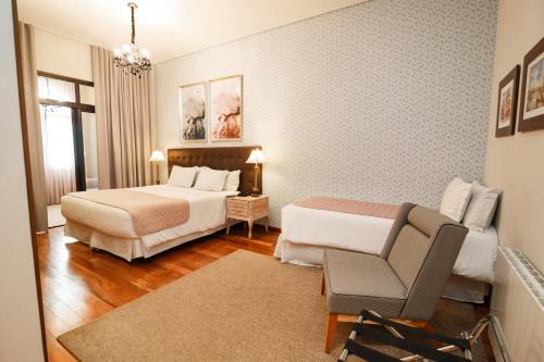 Deluxe Double or Twin Room image 8