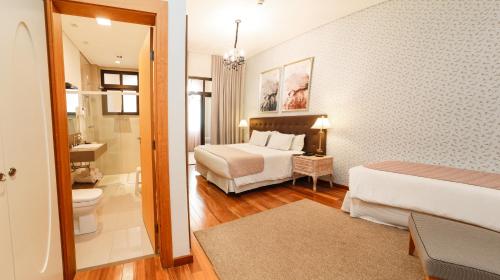 Deluxe Double or Twin Room image 6