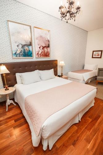 Deluxe Double or Twin Room image 7