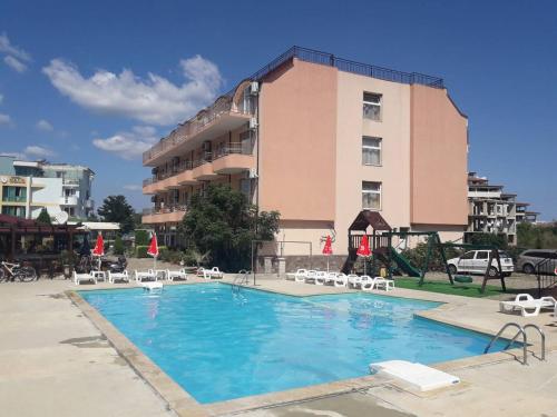 Hotel Black Sea - Breakfast, Pool & Free Parking