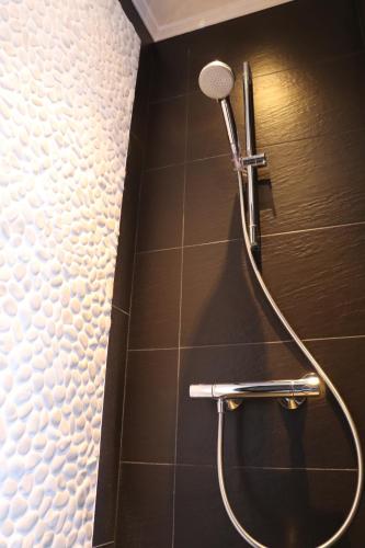 Twin Room with Private Bathroom image 5