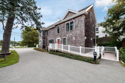 HI Hyannis Hostel – Hyannis, MA