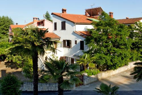 Apartments Mladenka - image 4