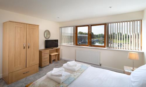 Tewitfield Marina - image 5