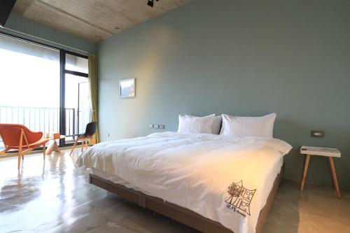 Double Room with Balcony and Sea View image 6