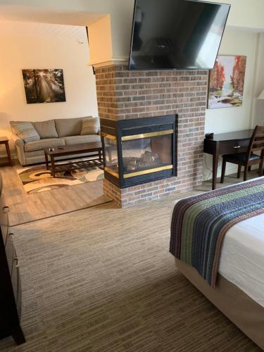 1 queen bed, 1 sofa bed