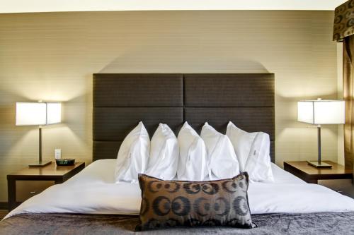 1 king bed, 1 sofa bed