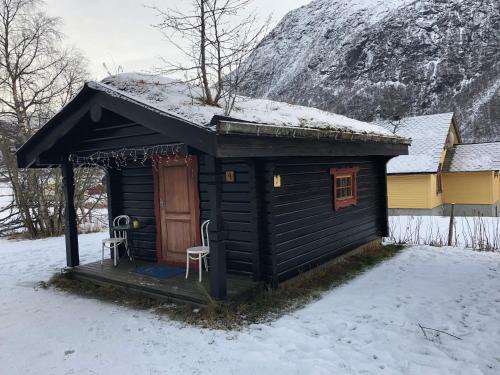 Cottage with Shared Bathroom (3 Adults)