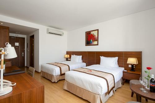Deluxe Twin Room with City View image 4