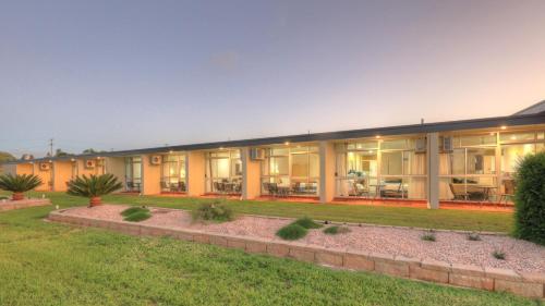 ทัศนียภาพภายนอกโรงแรม, แอเธอตัน โมเต็ล (Atherton Motel) in เอเธอร์ตัน เทเบิลแลนด์