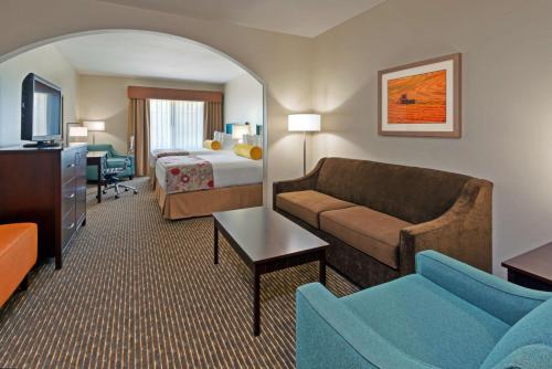 Quadruple Suite with Two Queen Beds and Sofa Bed - Non-Smoking