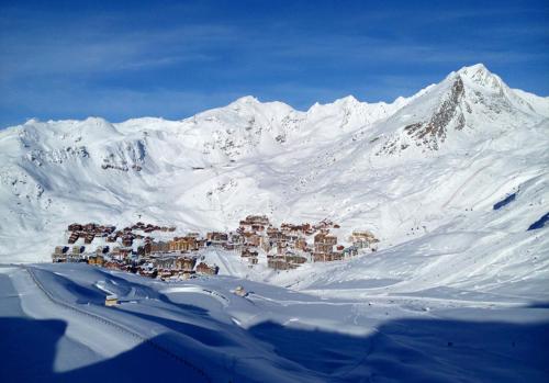 Dernier étage avec vue sur les montagnes Emplacement Exceptionnel au cœur de Val Thorens Ski aux pieds Prestations incluses Dernier étage avec vue sur les montagnes Emplacement Exceptionnel au cœur de Val Thorens Ski aux pieds Prestations incluses