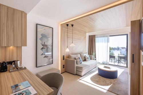Caprice Alcudia Port Ferrer Maristany is perfectly located for both business and leisure guests in Port dAlcudia. The property features a wide range of facilities to make your stay a pleasant experience. Facilities like