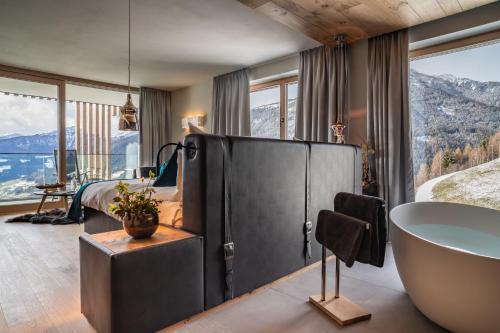 Deluxe Suite with Balcony and Mountain view