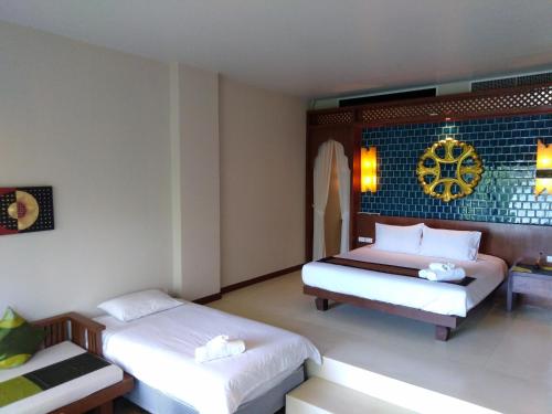 1 king bed, 1 sofa bed