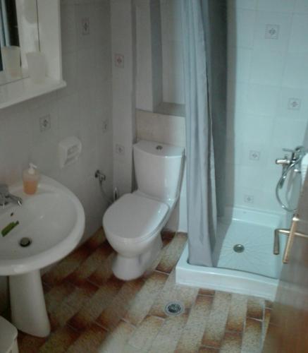 1 double bed, 2 twin beds