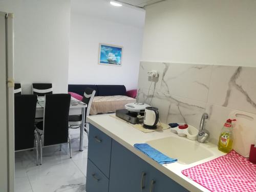Kitchen, Apartment By The Lake in Tiberias