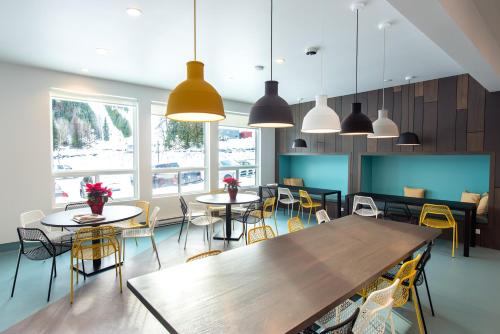 公共休息室/电视室, Nowhere Special Hostel in 罗斯兰(BC)