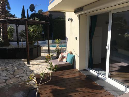 Bed,Kitchen and Swimming Pool Villa Esterel in Saint-Raphael