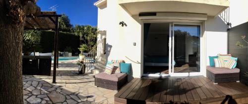 Bed,Kitchen and Swimming Pool Villa Esterel in Saint-Raphael