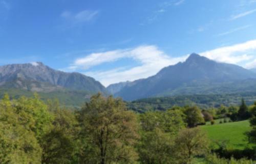 Le Rocher des Ducs, vue sur montagne avec parking voiture et motos