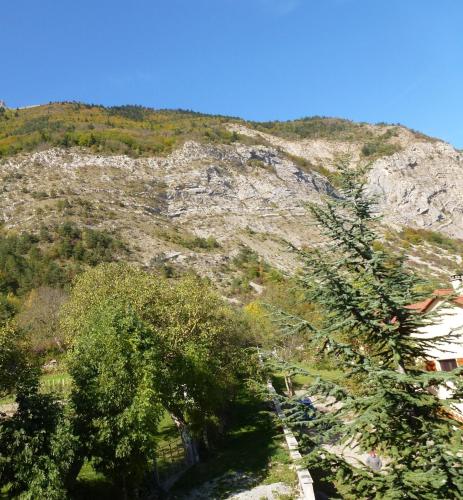 Le Rocher des Ducs, vue sur montagne avec parking voiture et motos