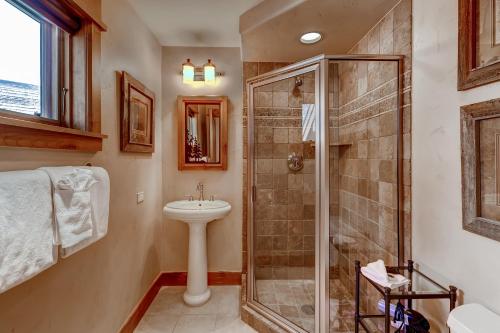 5Br 5Ba Condo Ski In Out In Arrowhead With Holidays Open! Condo - image 12