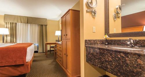 King Room with Bathtub - Disability Access/Non-Smoking