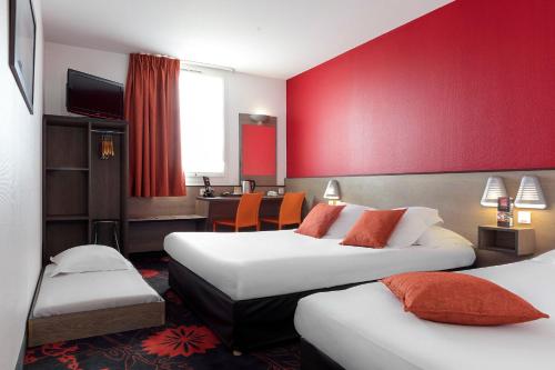 1 queen bed, 1 twin bed, 1 futon bed