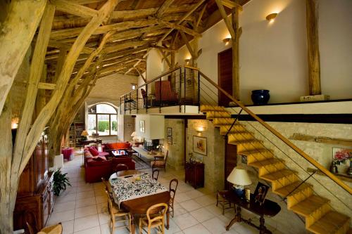 Koplietošanas atpūtas telpa ar TV, La Vayssade - Grand Gîte de charme - 14 pers - Piscine & Jacuzzi (La Vayssade - Grand Gite de charme - 14 pers - Piscine & Jacuzzi) in Lalbenque