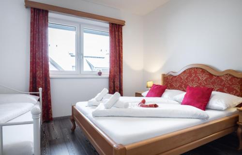 1 queen bed, 1 twin bed