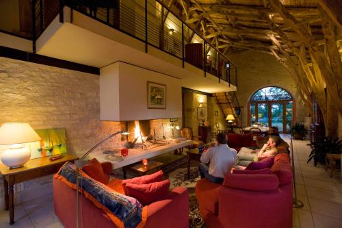 Koplietošanas atpūtas telpa ar TV, La Vayssade - Grand Gîte de charme - 14 pers - Piscine & Jacuzzi (La Vayssade - Grand Gite de charme - 14 pers - Piscine & Jacuzzi) in Lalbenque