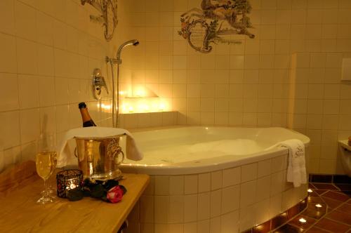 Bathroom, Das Bergschlossl - very special in Sankt Anton am Arlberg