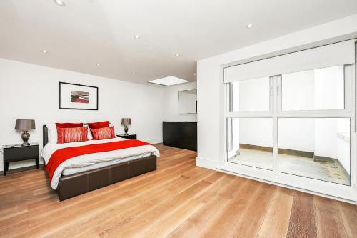 Modern 1 Bed Flat Moments From Kings Cross (sleeps 3), , London