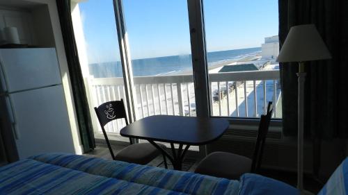 2 Queen Bed Studio 809 - image 3