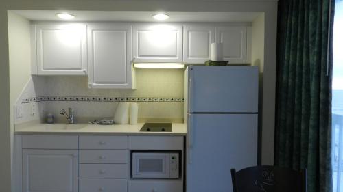 2 Queen Bed Studio 809 - image 9